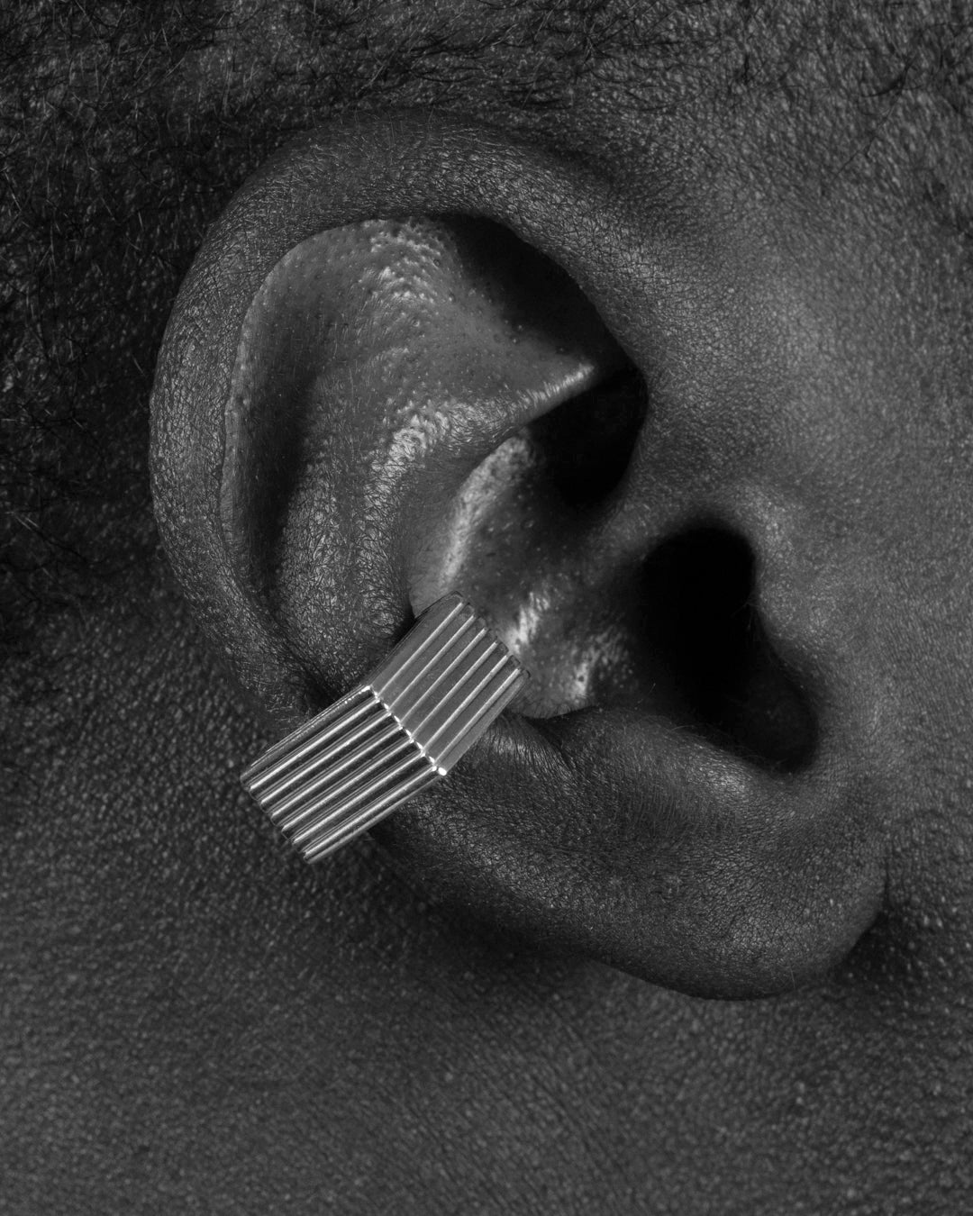 Rhodium-plated silver earring with a squared silhouette, designed as an ear cuff.