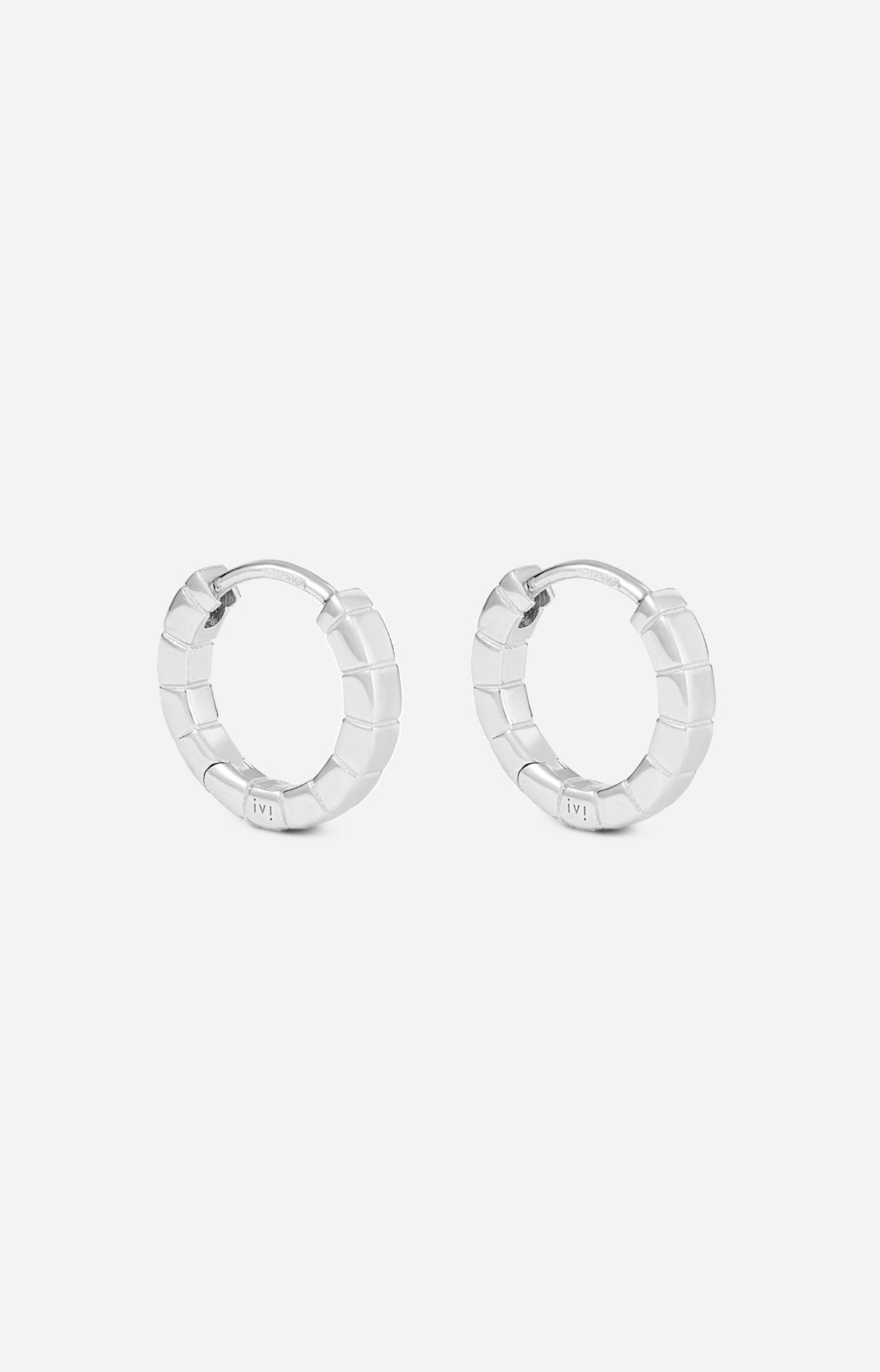 A pair of mini rhodium-plated Signore hoop earrings with a textured design, resembling a curving row of square beads.